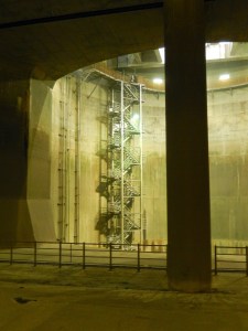 Da hinten geht's runter in den riesigen Wasserspeicher. Als Tourist darf man da natürlich nicht hin ... Schade eigentlich.