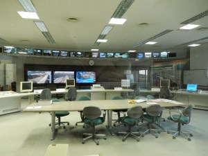 Kommandozentrale. Hier wird kontrolliert, ob die Pumpen in der Anlage richtig funktionieren. Der Raum wurde auch als Filmkulisse benutzt. Beispielsweise für einen Teil von Kamen Rider.