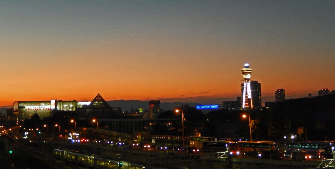 Sonnuntergang in Tennoji mit Blick auf den Hitachi-Turm in Osaka.